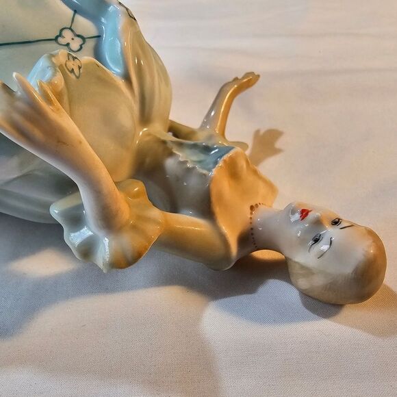 Vintage Romanian Curtsy Porcelain Lady Figurine - Picture 9 of 11